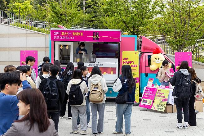 LG유플러스가 지난달 17일 서울 노원구 광운대에서 ‘캠퍼스로 찾아가는 커피차’ 이벤트’를 진행하는 모습. /LGU+