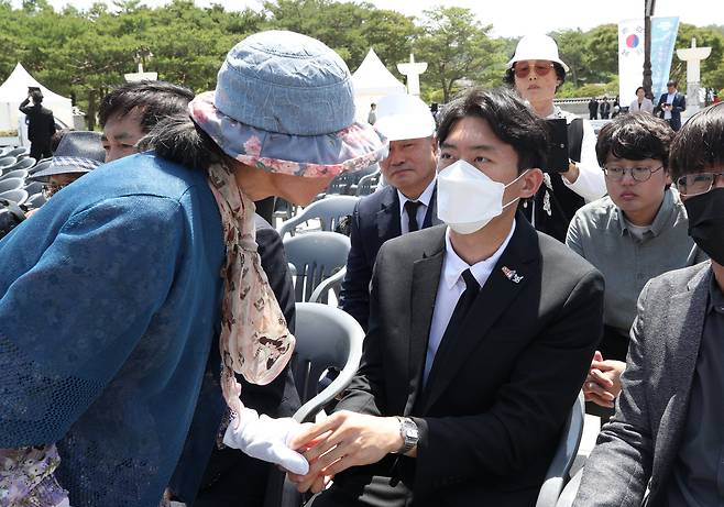 고(故) 전두환 전 대통령의 손자 전우원씨가 17일 광주 북구 국립5·18민주묘지에서 열린 5·18 민중항쟁 제43주년 추모식에 참석해 광주 시민들과 인사를 나누고 있다./뉴스1