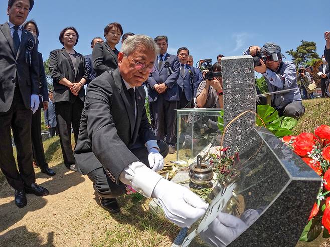 문재인 전 대통령이 17일 오전 광주 북구 운정동 구묘역에 있는 고(故) 이한열 열사 묘소를 찾아 고인의 넋을 기리고 있다. /연합뉴스