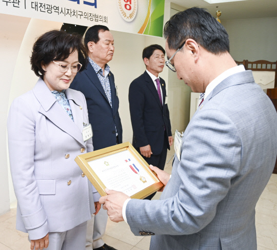 대전 서구의회 전명자(왼쪽 첫번재) 의장이 지난 16일 '대한민국지방의정봉사상'을 수상하고 있다. 사진=서구의회 제공