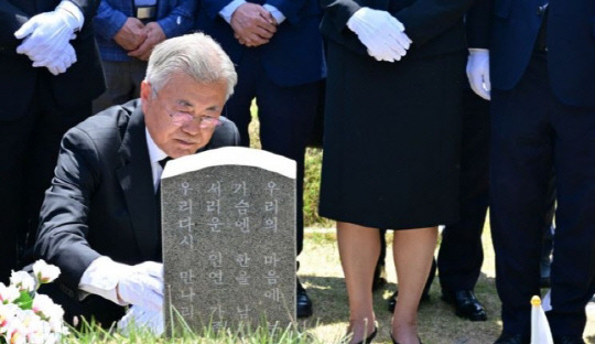 문재인 전 대통령이 17일 오전 광주 북구 망월동 5·18 구묘역에서 고(故) 이한열 열사 묘소를 찾아 참배하고 있다. <연합뉴스>