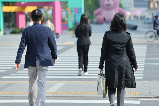 5월 1일 오전 서울 종로구 광화문네거리에서 직장인들이 출근하고 있다. <연합뉴스>