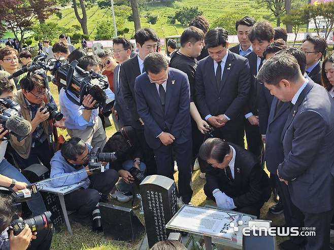 이재명 더불어민주당 대표가 신정훈 의원으로부터 고(故) 백남기 농민에 대한 설명을 듣고 있다.