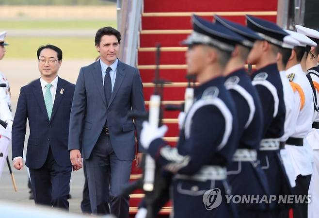 서울공항 도착한 쥐스탱 트뤼도 캐나다 총리 (성남=연합뉴스) 최재구 기자 = 방한한 쥐스탱 트뤼도 캐나다 총리가 16일 오후 성남시 서울공항으로 도착하고 있다. 2023.5.16 jjaeck9@yna.co.kr (끝) /사진=연합뉴스