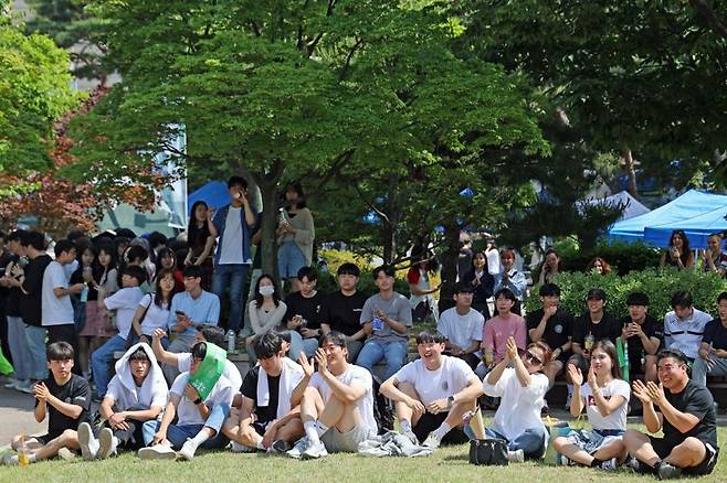 2023 건국대학교 축제 둘쨋날인 17일 서울 광진구 건국대학교 캠퍼스에서 학생들이 밝은 표정으로 축제를 즐기고 있다. 사진=서동일 기자