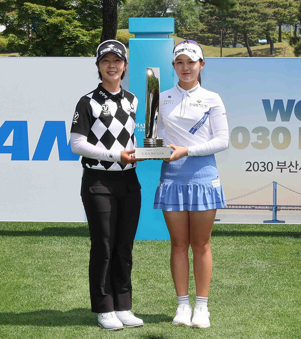 2023년 한국여자프로골프(KLPGA) 투어 두산 매치플레이 챔피언십 공식 포토콜에 참가한 박지영, 박현경 프로. 사진제공=대회조직위원회