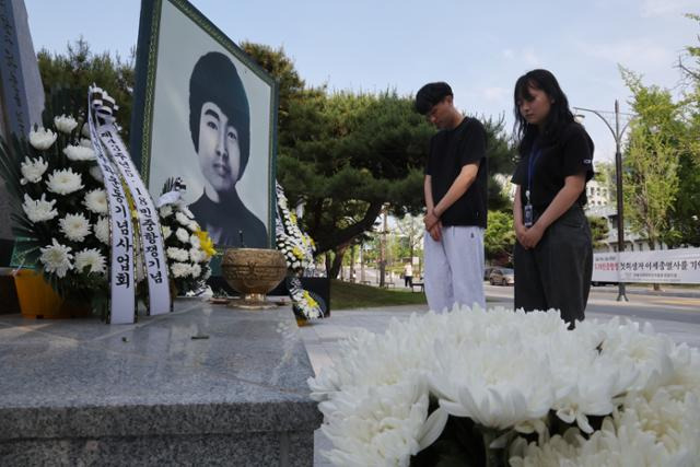 5·18 민주화운동 추모식이 열린 전북대학교 이세종 기념비 앞에서 학생들이 헌화한 뒤 묵념하고 있다. 연합뉴스