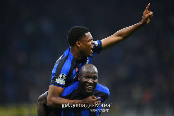 인터밀란 로멜루 루카쿠(아래)가 17일 AC밀란과의 UEFA 챔피언스리그 4강 2차전 승리로 결승에 진출한 뒤 덴젤 둠프리스와 기뻐하고 있다. 사진=게티이미지