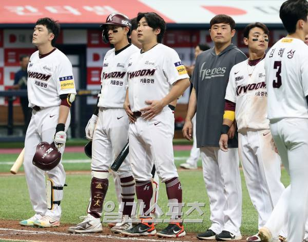 2023 KBO 프로야구 키움히어로즈와 두산베어스의 경기가 16일 오후 서울 고척스카이돔에서 열렸다. 1대 4로 패한 키움 선수들이 경기 후 관중에 인사하고 있다. 고척=김민규 기자 mgkim1@edaily.co.kr /2023.05.16/