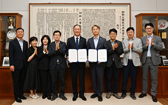 17일 오전 조선대 총장실에서 광주광역시 서구 관계자들과 조선대 관계자들이 업무협약을 체결하고 기념촬영을 하고 있다. [사진=광주 서구]