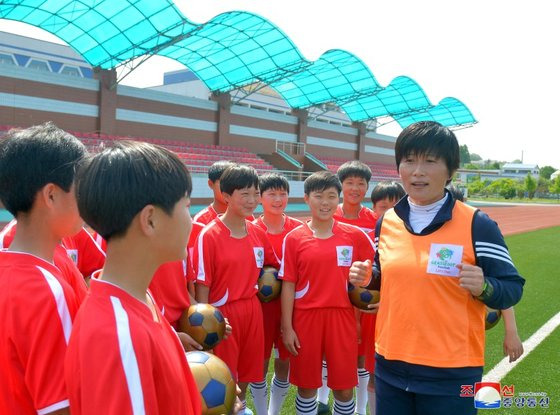 북한이 15일 동평양경기장에서 아시아축구연맹의 '대중 축구의 날' 행사를 진행했다고 조선중앙통신이 16일 전했다. 이날 행사에 참석한 선수들이 코치와 이야기를 하고 있다. [사진 조선중앙통신]