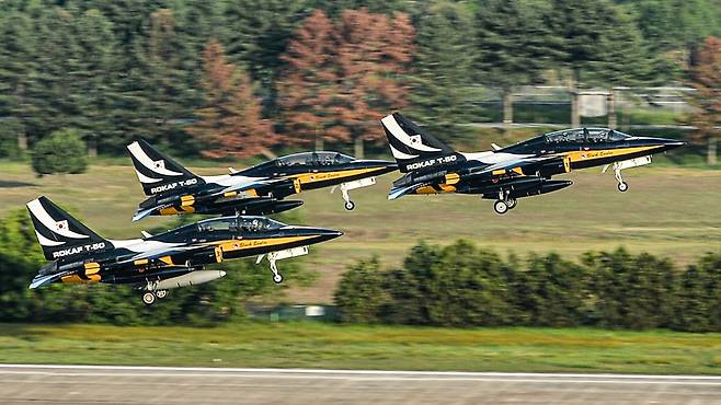 블랙이글스 T-50B 항공기가 말레이시아를 향해 원주기지에서 이륙하고 있다. 사진 공군