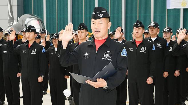 지난 15일 원주기지에서 열린 출정식에서 블랙이글스 임무요원들이 임무 완수를 다짐하는 모습. 사진 공군