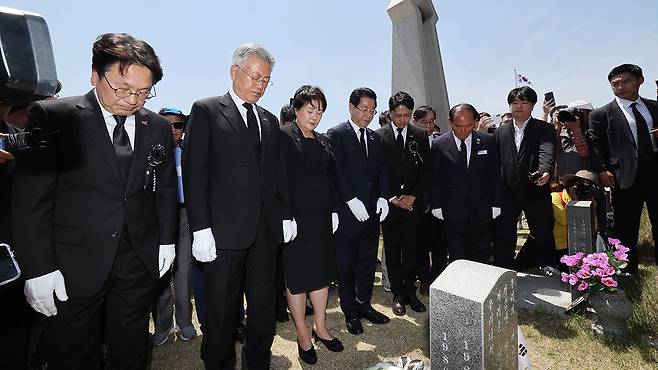 문 전 대통령이 국립5.18민주묘지를 방문해 고(故) 문재학 열사의 묘역을 참배하고 있다. 뉴스1