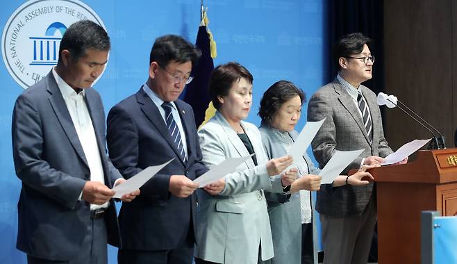 경제민주화와 평화통일을 위한 국민연대(민평련) 대표를 맡고 있는 홍익표 더불어민주당 의원이 17일 오후 서울 여의도 국회 소통관에서 국회의원 가상자산 투자 논란 관련 기자회견을 하고 있다. 뉴시스