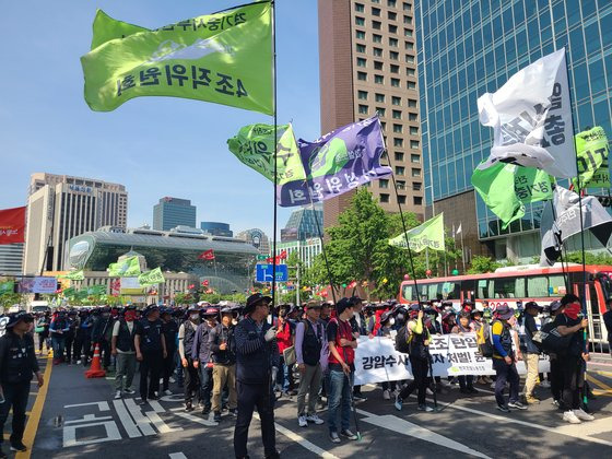 민주노동조합총연맹은 17일 결의대회를 마치고, ″윤석열 정권 퇴진″ 등을 외치며 용산 대통령실, 서울대병원으로 행진 집회를 벌였다. 이찬규 기자