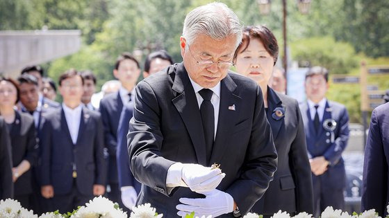 5·18 기념식을 하루 앞둔 17일 오전 광주광역시 북구 운정동 국립5·18민주묘지를 찾은 문재인 전 대통령이 참배단에서 헌화·분향 등 참배하고 있다. 프리랜서 장정필