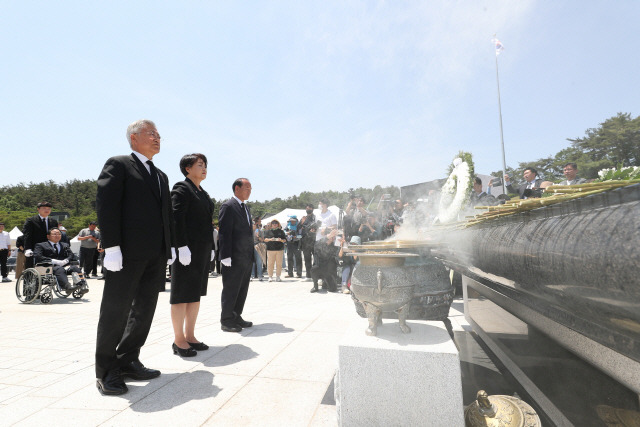 ▲ 제43주년 5·18 민주화운동 기념일을 하루 앞둔 17일 오전 문재인 전 대통령과 부인 김정숙 여사가 광주 북구 운정동 국립 5·18민주묘지 참배단에서 묵념하고 있다. 연합뉴스