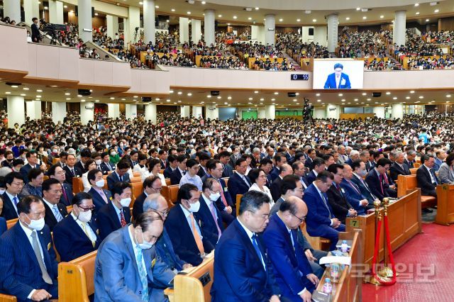 기도회 참석자들이 기도하고 있다. 신석현 포토그래퍼