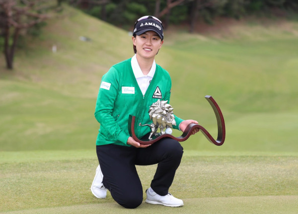 최은우 프로는 KLPGA 정규 투어 입문 후 9년 만에 우승 트로피를 품에 안았다.