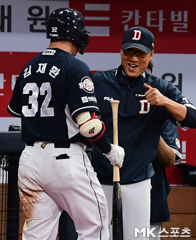 두산 김재환이 달아나는 2점 홈런을 쏘아올린 뒤 이승엽 감독의 축하를 받고 있다. 사진(고척)=김영구 기자