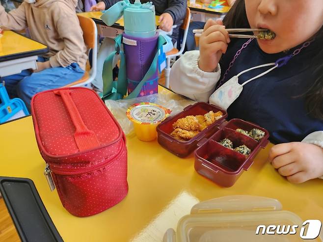 전국학교비정규직노조가 2차 총파업에 돌입한 31일 광주 광산구 한 초등학교에서 학생들이 급식 대신 빵과 도시락으로 점심을 먹고 있다/사진=뉴스1
