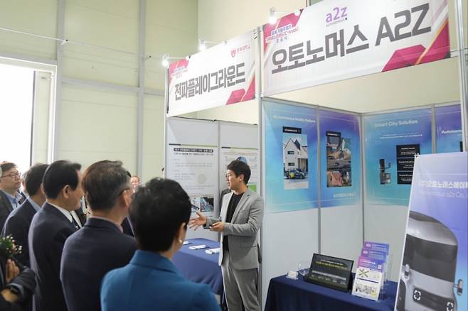 '충북 자율주행 테스트베드(C-track) 준공식'에서 오토노머스에이투지 자율주행기술을 설명하고 있다/사진제공=오토노머스에이투지