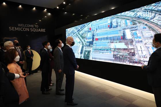 윤석열 대통령과 조 바이든 미국 대통령이 지난해 경기 평택 삼성전자 반도체 P1 공장을 시찰하고 있다.(위 사진은 기사 내용과 직접적 관련없으)/사진=대통령실사진기자단, 뉴스1