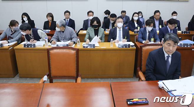 (서울=뉴스1) 허경 기자 = 이주호 사회부총리 겸 교육부 장관(앞줄 오른쪽)과 한민위 민족사관고등학교 교장, 고은정 반포고 교장 등 증인들이 31일 서울 여의도 국회 교육위원회에서 열린 정순신 자녀 학교폭력 진상조사 및 학교폭력 대책 수립을 위한 청문회에 출석하고 있다. 정순신 변호사는 건강상의 이유로 불출석 사유서를 제출했다. 사진은 이날 이 부총리 옆에 마련된 정 변호사 자리가 비어있는 모습. 2023.3.31/뉴스1  Copyright (C) 뉴스1. All rights reserved. 무단 전재 및 재배포 금지.