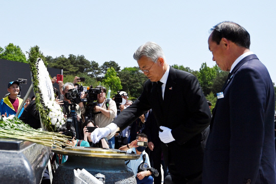 제43주년 5·18 민주화운동 기념일을 하루 앞둔 17일 오전 광주 북구 국립 5·18 민주묘지에서 문재인 전 대통령이 참배하고 있다.  박윤슬 기자