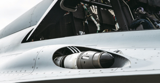 오른쪽 날개와 동체 사이에 ‘프로브 앤 드로그(Probe and Drogue)’  방식의 공중급유 시스템을 장착한 FA-50. 한국항공우주산업 제공