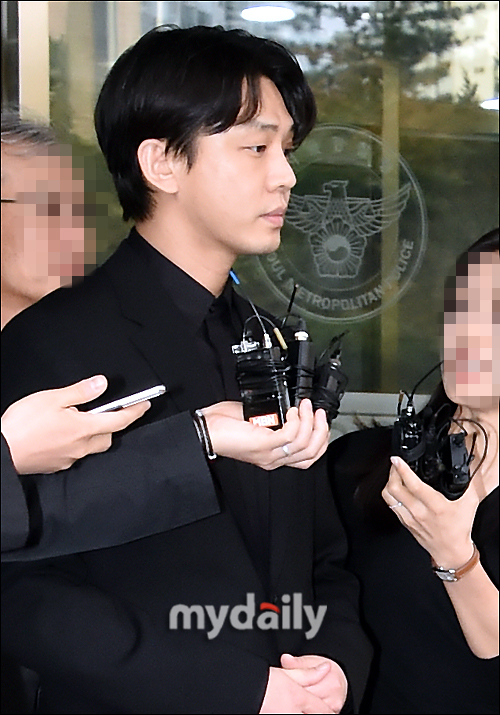 Yoo Ah-in, who is suspected of being charged with  ⁇   ⁇   ⁇ , is likely to be sentenced to Probation.Son Su-ho, a lawyer at the law firm Ji-hyeok, said in an interview with the 17th, If all the contents of the media are true, Yoo Ah-in can not avoid punishment even if it is a first offense.However, if there is no similar criminal record, seriously self-reflection, and actively cooperate with Susa, the possibility of Probation seems to be very high even if sentenced to imprisonment.In the meantime, there may be some parts that the Susa agency suspects but can not prosecute because of lack of evidence, and on the contrary, new information that has not been known so far may be added. It is important to mention the person who sold, provided, or orally administered to  ⁇ Yoo Ah-in.In this case, of course, it will affect the sentence. On the other hand, Yoo Ah-in came out of the Survey at Susa University of the Seoul Metropolitan Police Agency at 6:20 am and told reporters, I did what I could.Moon Lovers: Scarlet Heart Ryeo, and so on.Yoo Ah-in, who attended the polices second survey at 9 am the day before, entered the office and said, I will be faithful to the survey. Yoo Ah-ins second survey lasted about 21 hours over the day.Yoo Ah-in said that four kinds of narcotic substances such as hemp, propofol, cocaine, and ketamine were detected in hair and urine as a result of the National Science Susa Research Institute.He apologized and apologized on March 28, after the first survey.Yoo Ah-in said, Yesterday I apologized for not being enough after the police survey. I apologize once again for the disappointment of many people who have saved me and loved me.I am sorry, he said. I apologize to those who have done important work such as movies, dramas, and advertisements because of me.I am deeply self-reflection on the moments that have taken heavy responsibility irresponsibly, and I am sorry to have damaged many of my colleagues and stakeholders who have tried to achieve their precious dreams and goals.I will try to fulfill my responsibilities.Many people have supported me and given me generous encouragement and affection, and I feel great regret and shame that I have been doing my own work on the other hand.I also apologize for the mistake, and I apologize to many people. During the time of the incident and insufficient self-reflection, I clearly recognized that my mistake was a mistake that could not be covered by any excuse.The self-rationalization I brought was a wrong idea that I could never cover my foolish choices.  I will be faithful to the upcoming Survey, and I will accept all your punishment and judgment of the law.I apologize once again for the deep apology. 