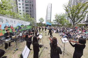 영종센트럴푸르지오자이 잔디광장에서 개최된 ‘푸르지오 가든 음악회’ [대우건설 제공]