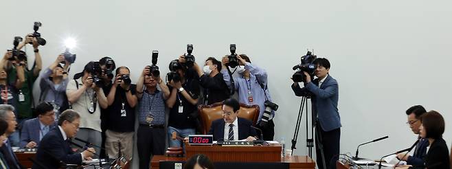 17일 국회 윤리특위에서 변재일 위원장이 의사봉을 두드리고 있다. 이날 오전 민주당은 김남국 의원에 대한 윤리특위 제소를 결정했다. [연합]