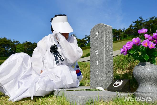 [광주=뉴시스] 이영주 기자 = 5·18민주화운동 43주기를 하루 앞둔 17일 오전 광주 북구 운정동 국립5·18민주묘지에서 고(故) 권호영 열사의 어머니 이근례 여사가 눈물을 닦고 있다. 2023.05.17. leeyj2578@newsis.com