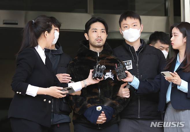 [서울=뉴시스] 김근수 기자 = '강남 납치·살해 사건'의 피의자로 구속된 용의자 3인조 중 이경우(36. 가운데)가 지난달 9일 오후 서울 강남구 수서경찰서에서 취재진 질문에 답하고 있다. 2023.04.09. ks@newsis.com