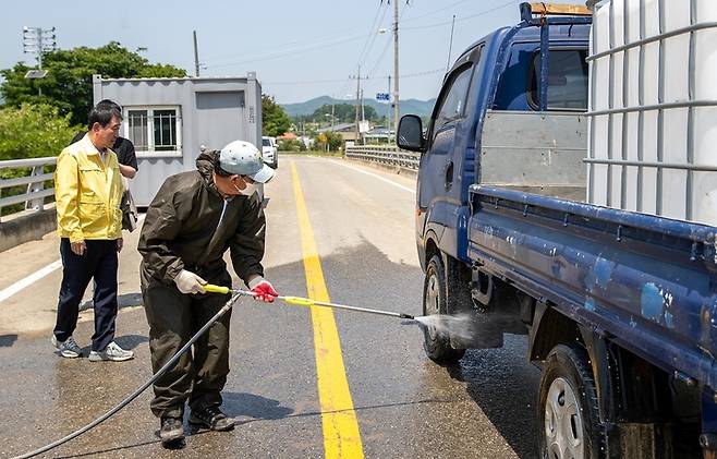 [증평=뉴시스] 구제역 방역초소 차량 소독. (사진=증평군 제공) photo@newsis.com *재판매 및 DB 금지