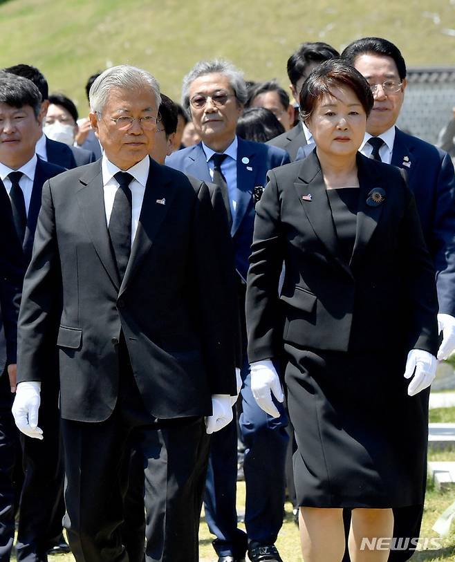 [광주=뉴시스] 김혜인 기자 = 문재인 전 대통령과 부인 김정숙 여사가 17일 오전 광주 북구 운정동 국립 5·18민주묘지에 들어서고 있다. 2023.05.17. hyein0342@newsis.com