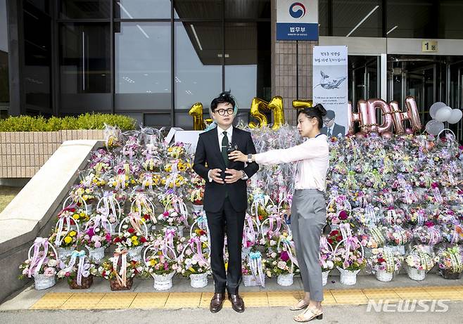 [과천=뉴시스] 정병혁 기자 = 한동훈 법무부장관이 취임 1주년인 17일 오전 경기 과천시 정부과천청사 법무부로 출근하며 취재진의 질문에 답하고 있다. 2023.05.17. jhope@newsis.com