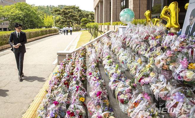 [과천=뉴시스] 정병혁 기자 = 한동훈 법무부장관이 취임 1주년인 17일 오전 경기 과천시 정부과천청사 법무부로 출근하며 지지자들이 보낸 꽃을 둘러보고 있다. 2023.05.17. jhope@newsis.com