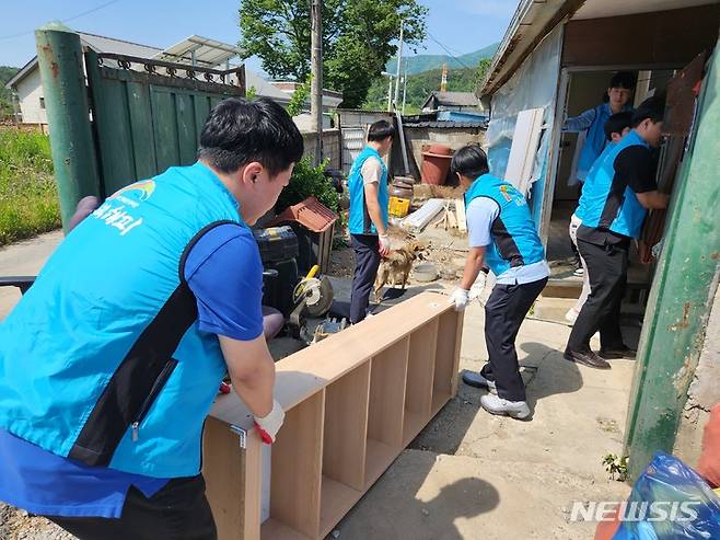 [완주=뉴시스]윤난슬 기자 = 한국농어촌공사 전북본부는 17일 완주군 구이면 덕천리의 한 농가를 방문해 '농촌집 고쳐주기' 봉사활동을 전개했다고 밝혔다.(사진=농어촌공사 전북본부 제공)