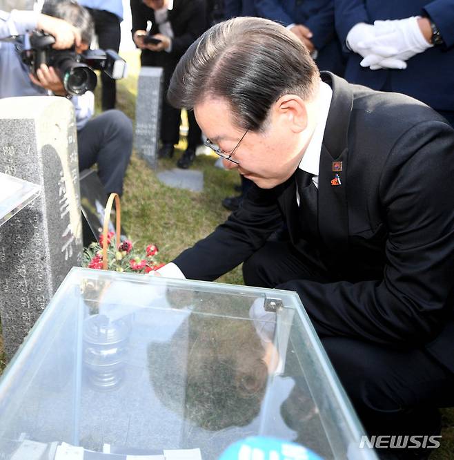 [광주=뉴시스] 변재훈 기자 = 이재명 더불어민주당 대표가 5·18민주화운동 43주년을 하루 앞둔 17일 오후 광주 북구 망월동 민족민주열사묘역 내 이철규 열사 묘를 참배하고 있다. 2023.05.17. wisdom21@newsis.com