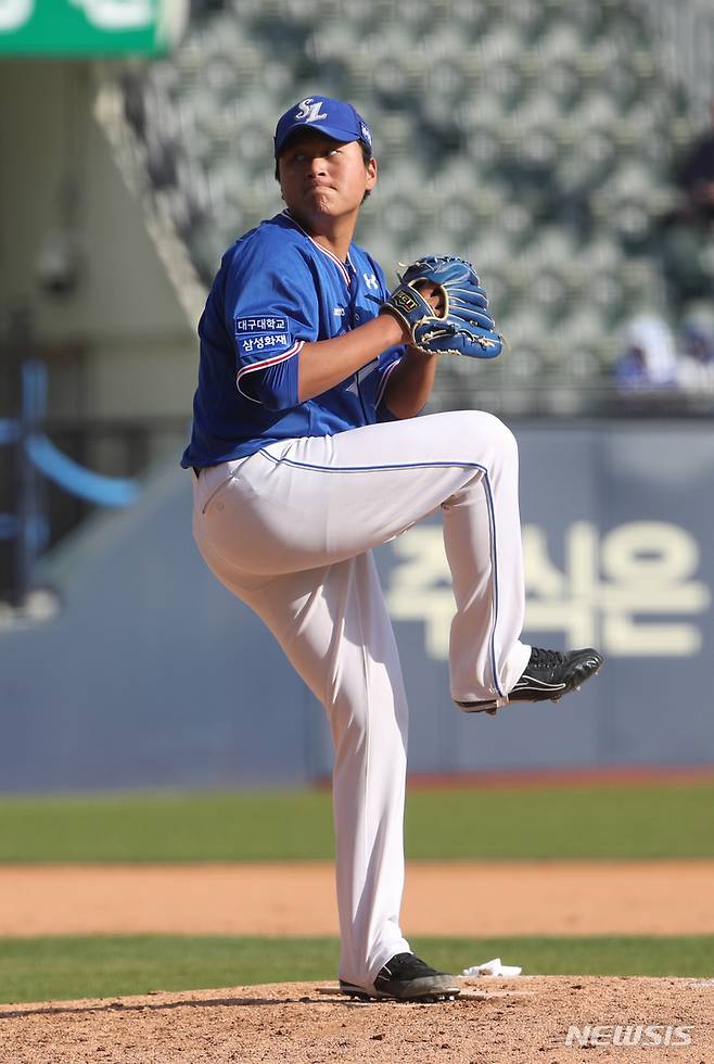 [서울=뉴시스] 고승민 기자 = 9일 서울 잠실야구장에서 열린 2023 KBO 리그 삼성 라이온즈 대 LG 트윈즈 경기, 8회말 LG 공격 때 삼성 투수 이승현이 역투하고 있다. 2023.04.09. kkssmm99@newsis.com