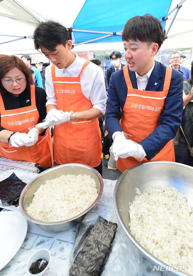 [광주=뉴시스] 김혜인 기자 = 전두환 손자 전우원씨와 이준석 국민의힘 전  대표가 17일 오후 광주 동구 금남로 제 43주기 5·18전야제에 앞서 오월어머니들과 함께 주먹밥을 만들고 있다. 2023.05.17. hyein0342@newsis.com