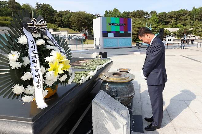 염종현 경기도의회 의장이 '5·18 광주민주화운동 43주년'을 하루 앞둔 17일 광주 국립 5·18 민주묘지를 참배하고 있다. (사진=경기도의회 제공) *재판매 및 DB 금지