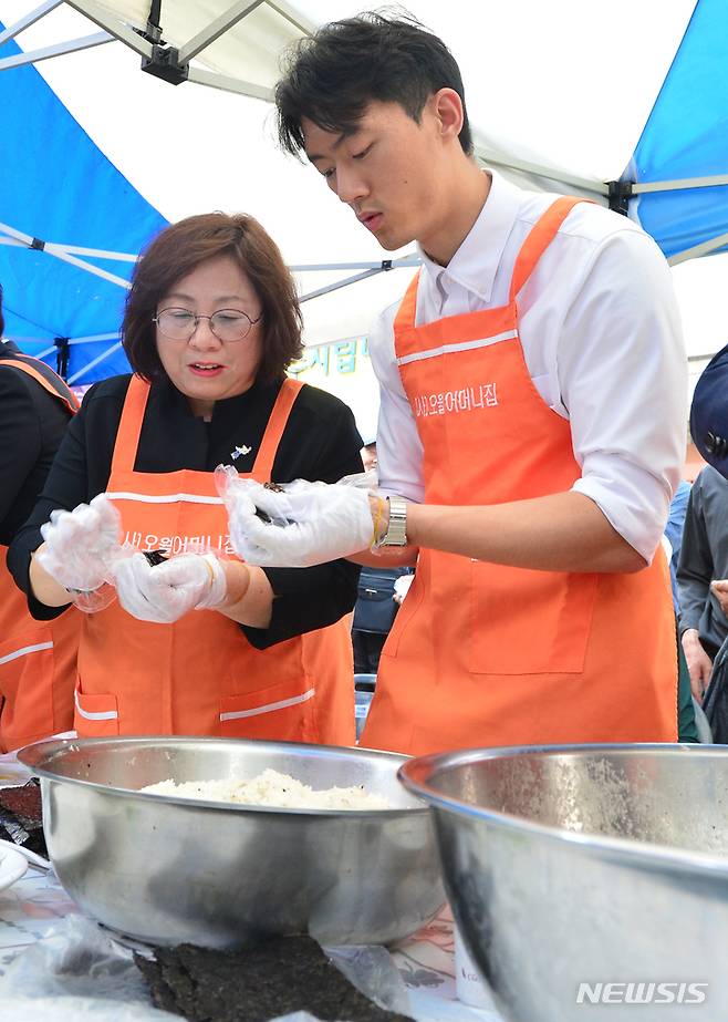 [광주=뉴시스] 김혜인 기자 = 전두환 손자 전우원씨가 17일 오후 광주 동구 금남로 제 43주기 5·18전야제에 앞서 오월어머니들과 함께 주먹밥을 만들고 있다. 2023.05.17. hyein0342@newsis.com