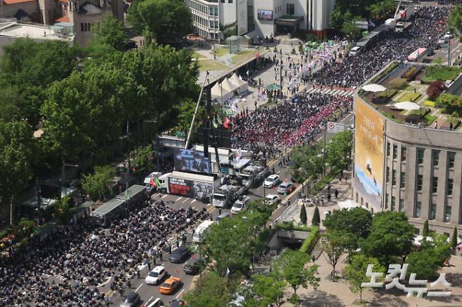 민주노총이 17일 오후 서울 중구 세종대로 일대에서 결의대회를 열고 건설노조 탄압을 규탄하며 분신한 故 양회동 조합원을 추모하며 윤석열 정부의 노조 탄압을 규탄하고 있다. 류영주 기자