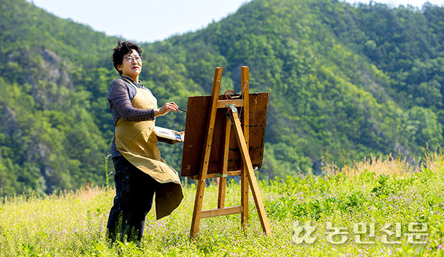 집 앞 들에 나가 캔버스를 펼친 김점옥씨. 뒷산과 시골집 등 눈에 익은 동네 풍경을 그리며 여유를 만끽한다.