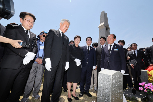 ▲문재인 전 대통령이 17일 오전 광주 북구 운정동 국립5·18민주묘지를 찾아 고(故) 문재학 열사의 묘역을 참배하고 있다. ⓒ연합뉴스