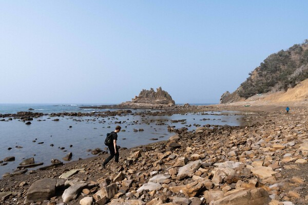 해안길을 따라 바위 주변을 산책할 수 있다.